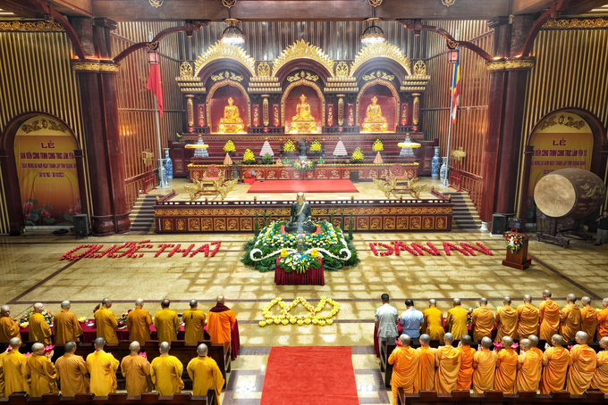 Lễ cung rước chiêm bái tôn tượng Phật hoàng Trân Nhân Tông bằng ngọc bích và cầu quốc thái dân an diễn ra tại chùa Yên Tử (Quảng Ninh).
