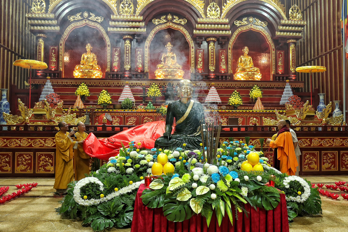 Tượng Phật ngọc Đức vua Phật hoàng Trần Nhân Tông được chế tác từ chất liệu Ngọc Bích Nephrite được đưa về từ Canada.