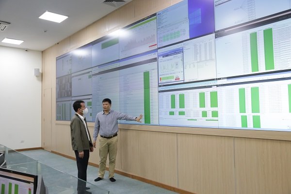 Tổng Giám đốc BHXH Việt Nam Nguyễn Thế Mạnh kiểm tra hoạt động hệ thống công nghệ thông tin ngành BHXH Việt Nam.