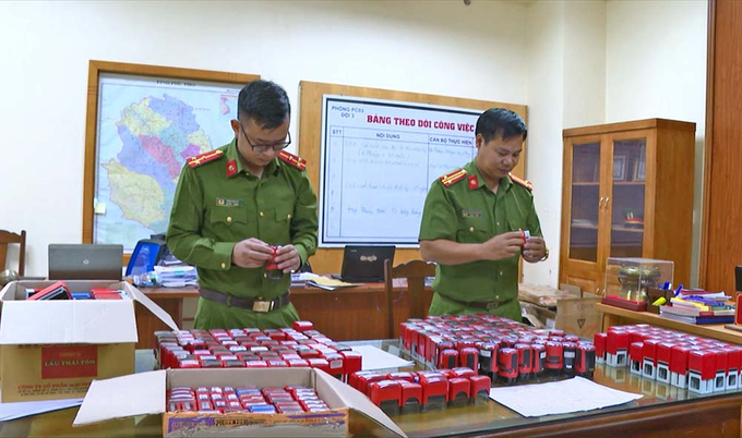 Công an tỉnh Phú Thọ kiểm tra các con dấu bị làm giả.
