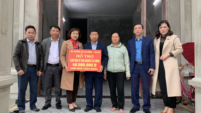 Bộ trưởng Bộ Lao động Thương bình và Xã hội Đào Ngọc Dung hỗ trợ kinh phí cho gia đình có công tại huyện Như Thanh, Thanh Hóa làm nhà ở.
