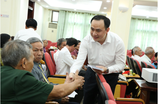 Phó Cục trưởng Cục Người có công Nguyễn Xuân Long gửi lời thăm hỏi, động viên đại biểu tỉnh Vĩnh Long.