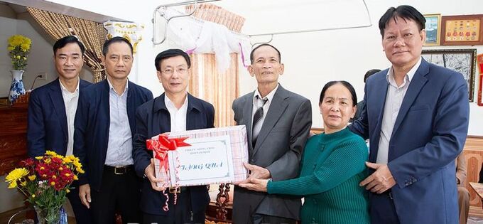 Lãnh đạo UBND tỉnh và lãnh đạo Sở LĐTB&XH Nam Định thăm, tặng quà đối tượng chính sách người có công.