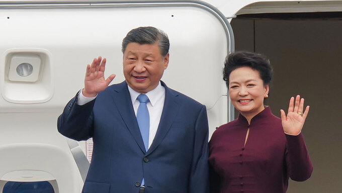 Tổng Bí thư, Chủ tịch nước Trung Quốc Tập Cận Bình và Phu nhân, Giáo sư Bành Lệ Viên, đến Sân bay Nội Bài trưa 12/12. Ảnh: TTXVN.