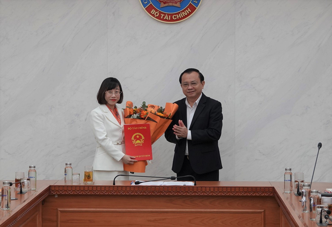 Thứ trưởng Bộ Tài chính Lê Tấn Cận trao quyết định bổ nhiệm chức vụ Phó vụ trưởng Vụ Pháp chế cho bà Tô Nguyễn Cẩm Anh.