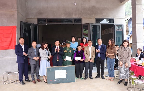 Gia đình ông Chu Văn Ngôn, thôn Nà Choong, xã Nông Thượng, TP. Bắc Kạn nhận hỗ trợ từ “Quỹ đền ơn đáp nghĩa”.