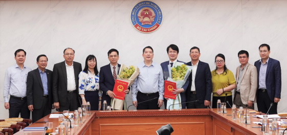 Thứ trưởng Cao Anh Tuấn trao quyết định cho 2 tân Phó chánh Thanh tra Bộ Tài chính.