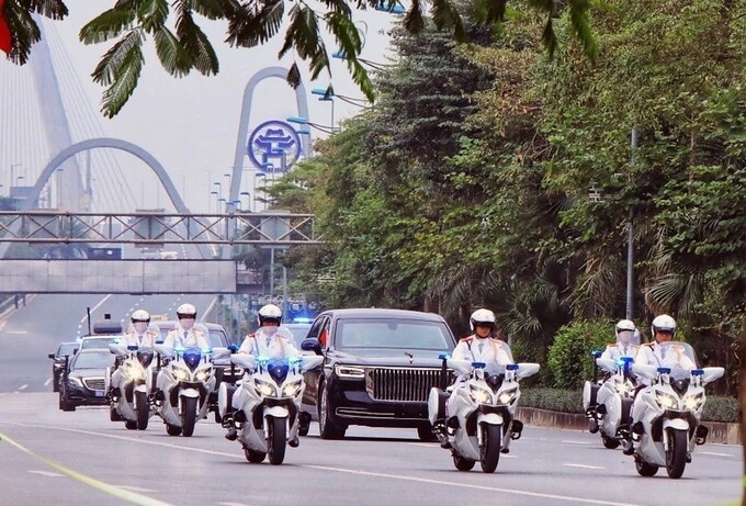 Đoàn xe Hồng Kỳ chở Tổng Bí thư, Chủ tịch nước Trung Quốc Tập Cận Bình và Phu nhân đi qua tuyến đường Võ Chí Công, Hà Nội. (Ảnh: TTXVN)