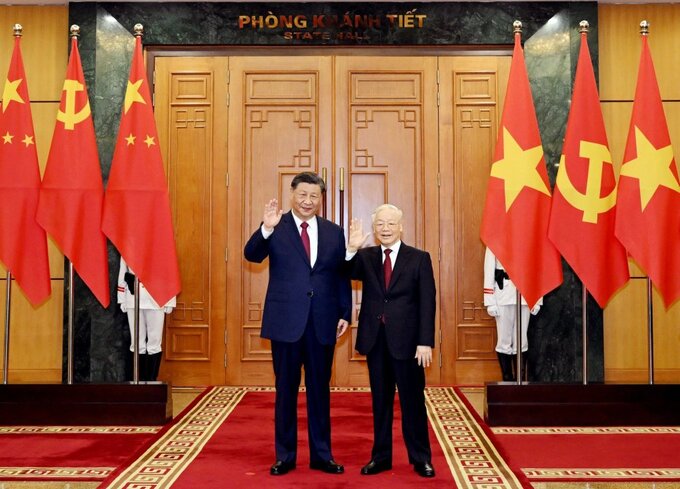 Tổng Bí thư Nguyễn Phú Trọng và Tổng Bí thư, Chủ tịch Tập Cận Bình chụp ảnh chung tại Trụ sở Trung ương Đảng ngày 12/12.