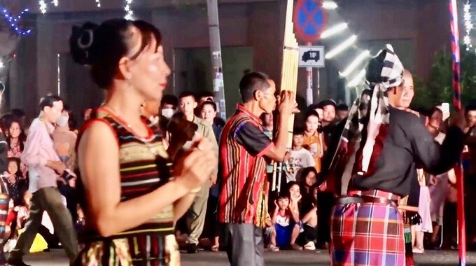 Tiếng khèn, điệu nhạc lâm vong của người Vân Kiều Pa Cô trong Tuyết phố đêm Lao Bảo.