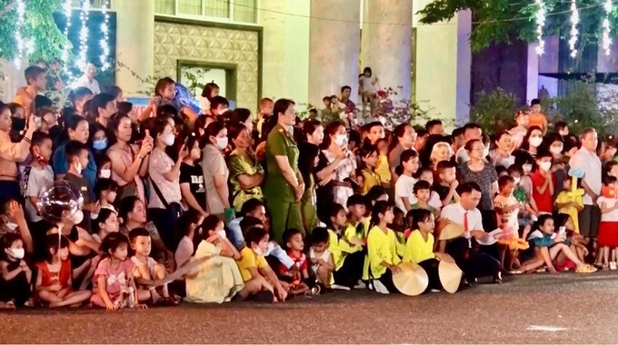 Hàng ngàn người đến tham gia Tuyến phố đêm Lao Bảo.
