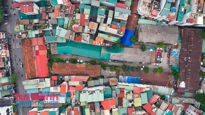 Theo ghi nhận của PV Tạp chí Tài chính doanh nghiệp, khu đất tại số 418 Bạch Mai được giao cho Công ty Kỹ thuật Điện thông sử dụng có diện tích 7.000 m2. Tuy nhiên, hiện nay khu đất này đang cho thuê làm siêu thị (trong khi trường mầm non Đồng Tâm đang phải mượn tạm trên đất phường Trương Định).