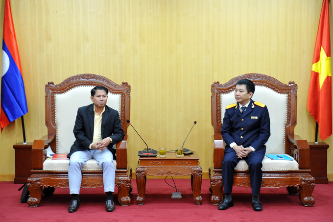 Tổng cục trưởng Mai Xuân Thành và ông Ou-thai In-thi-lath - Phó vụ trưởng Vụ tổ chức cán bộ, Bộ Tài chính Lào. (Ảnh: Phương Thảo)