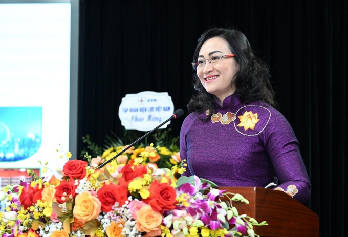 Thứ trưởng Bộ Công Thương Phan Thị Thắng báo cáo về tình hình, kết quả thực hiện nhiệm vụ ngành Công Thương năm 2023.