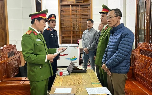 Cơ quan Cảnh sát điều tra Công an tỉnh Quảng Bình tống đạt quyết định khởi tố vụ án tại Công ty TNHH xây dựng tổng hợp Tân Xuân.
