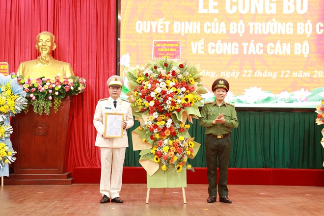 Thứ trưởng Bộ Công an Lê Văn Tuyến tặng hoa chúc mừng Đại tá Nguyễn Thanh Liêm (bên trái) được điều động, bổ nhiệm làm Giám đốc Công an tỉnh Đắk Nông.