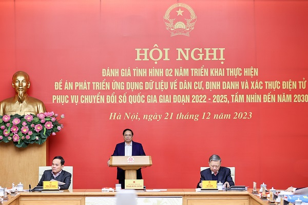 Thủ tướng Phạm Minh Chính chủ trì Hội nghị trực tuyến toàn quốc đánh giá tình hình 2 năm triển khai thực hiện Đề án 06 về Phát triển ứng dụng dữ liệu về dân cư, định danh và xác thực điện tử phục vụ chuyển đổi số quốc gia giai đoạn 2022-2025, tầm nhìn đến năm 2030 - Ảnh: VGP.