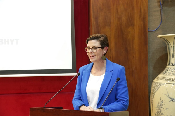 Bà Angela Pratt – Trưởng Đại diện Tổ chức Y tế Thế giới (WHO) phát biểu tại hội thảo.
