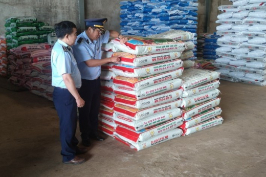 Lực lượng Quản lý thị trường tỉnh Lâm Đông tiến hành kiểm tra các sản phẩm phân bón trên địa bàn