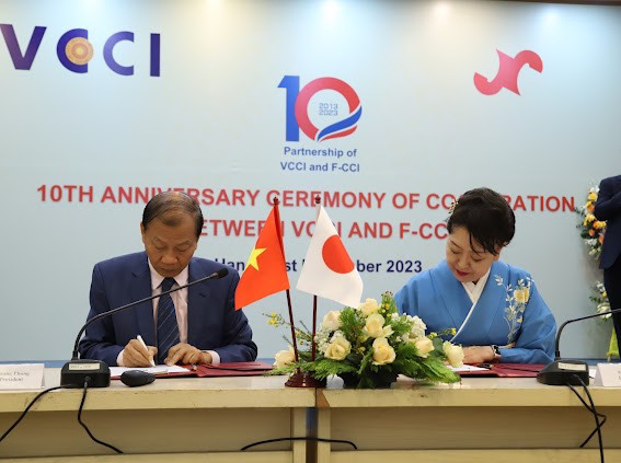 Ông Hoàng Quang Phòng - Phó chủ tịch VCCI (bên trái) cùng bà Toyoda Hiroko - Chủ tịch FCCI (bên phải) ký kết Tuyên bố Hợp tác.