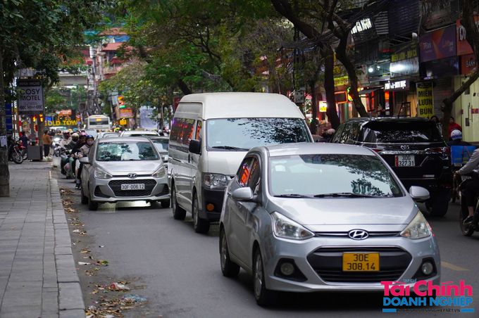Từ tuyến đường Nguyễn Trãi đi đến ngõ 162 Nguyễn Tuân hiện rộng khoảng 7 m, chỉ có 2 làn xe khiến các phương tiện di chuyển gặp nhiều khó khăn.