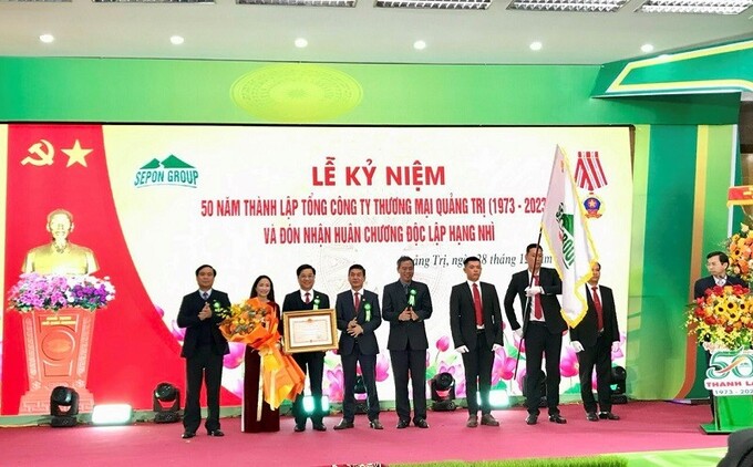 Ông Nguyễn Đăng Quang, Phó Bí thư Thường trực Tỉnh ủy, Chủ tịch HĐND tỉnh và ông Võ Văn Hưng, Chủ tịch UBND tỉnh trao tặng Huân chương Độc lập hạng Nhì cho Công ty.