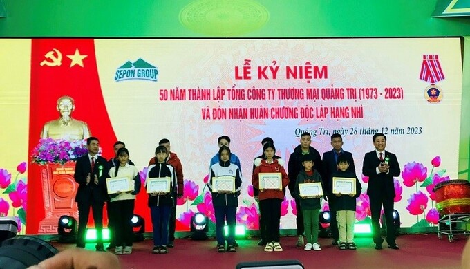 Tại buổi lễ Tổng Công ty Thương mại Quảng Trị đã trao quỹ cho trẻ em mồ côi, có hoàn cảnh khó khăn trên địa bàn tỉnh Quảng Trị.