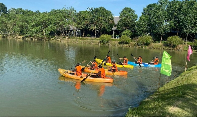 Hoạt động trải nghiệm hấp dẫn đua thuyền kayak tại Làng du lịch Yên Trung (Yên Định).