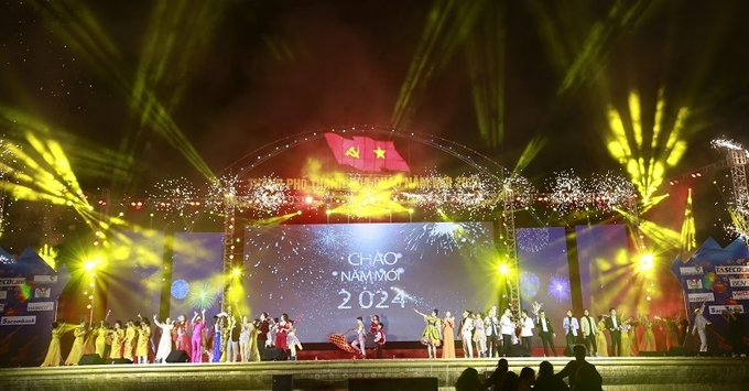 Chương trình nghệ thuật chào đón năm mới 2024, tại Quảng trường Lam Sơn, TP Thanh Hóa thu hút hàng nghìn người tham gia.