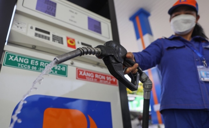 Giá xăng dầu đồng loạt giảm nhẹ tại phiên điều hành giá đầu tiên trong năm 2024 .