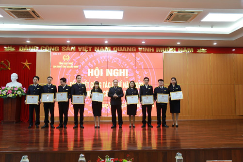 Cục trưởng Cục Thuế Quảng Ninh Cao Ngọc Tuấn, thừa ủy quyền của Bộ trưởng Bộ Tài chính trao tặng danh hiệu tập thể lao động xuất sắc cho 10 tập thể.