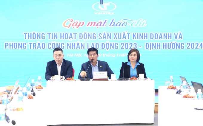 Ông Cao Hữu Hiếu - Tổng Giám đốc Vinatex (ở giữa) cho biết, 2023 là năm khó khăn nhất của xuất khẩu dệt may trong 29 năm qua.