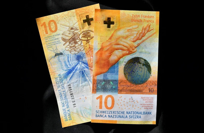 Đồng tiền mệnh giá 10 franc Thụy Sĩ tại Lausanne. (Ảnh: AFP/TTXVN).