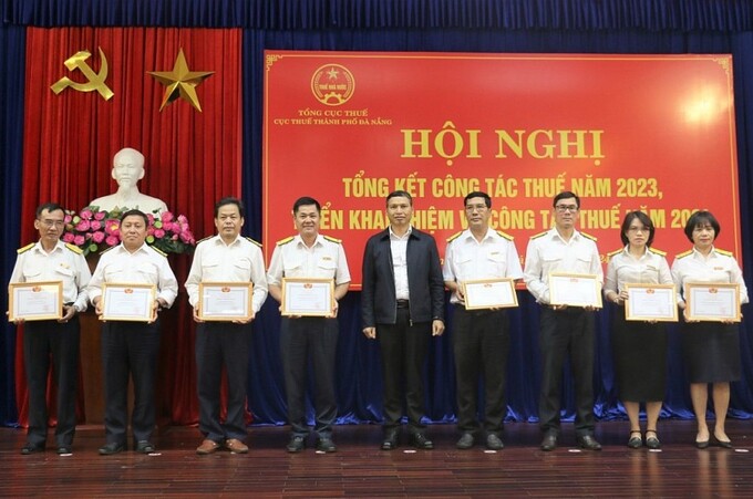 Phó chủ tịch UBND TP Đà Nẵng Hồ Kỳ Minh trao bằng khen của Bộ Tài chính cho các tập thể.