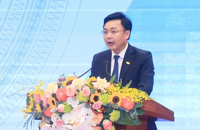 Ông Hoàng Gia Khánh, Tổng Giám đốc Tổng công ty Đường sắt Việt Nam báo cáo tại hội nghị.