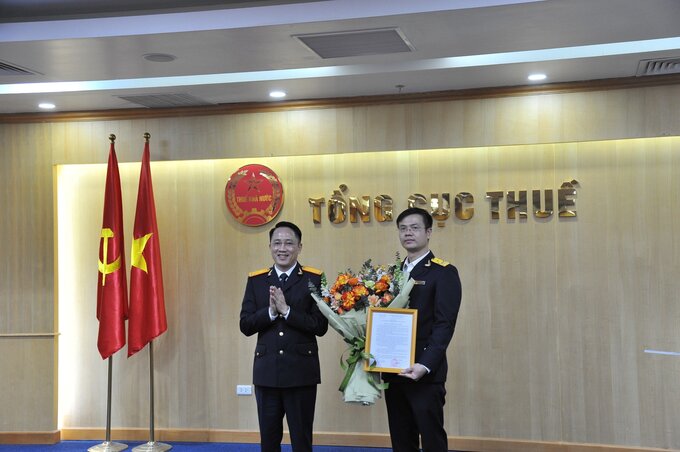 Phó tổng cục trưởng Mai Sơn trao quyết định điều động, bổ nhiệm ông Nguyễn Minh Thao giữ chức Phó vụ trưởng Vụ Pháp chế.