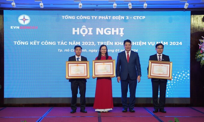 Ông Nguyễn Anh Tuấn – Phó Bí thư Đảng ủy, Thành viên HĐTV, Tổng Giám đốc EVN và Bà Lê Thị Hồng Nga – Bí thư Đảng ủy Khối các Cơ quan Trung ương tại TP.HCM trao Bằng khen của Thủ tướng Chính phủ và tặng hoa chúc mừng cho EVNGENCO3