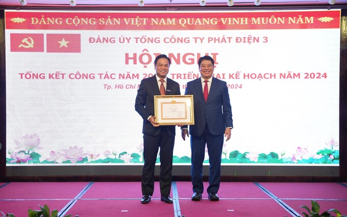 03 tập thể thuộc EVNGENCO3 (Công ty Thủy điện Buôn Kuốp, Công ty Nhiệt điện Vĩnh Tân và Ban Tài chính - Kế toán TCT) nhận Cờ thi đua Ủy ban Quản lý vốn Nhà nước tại Doanh nghiệp