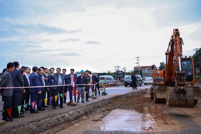 Thủ tướng Phạm Minh Chính kiểm tra hiện trường dự án đường nối cầu Đồng Việt. (Ảnh: VGP)