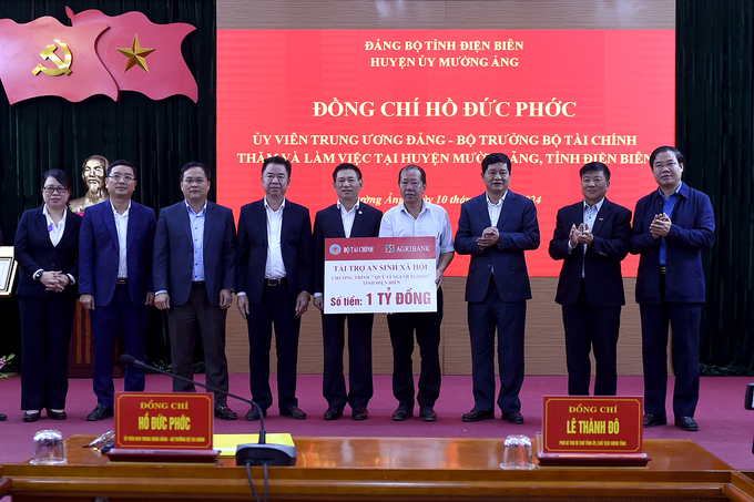 Bộ trưởng và đoàn công tác đã chứng kiến Lễ trao tặng kinh phí 1 tỷ đồng của Ngân hàng Nông nghiệp và Phát triển Nông thôn Việt Nam cho Quỹ vì người nghèo huyện Mường Ảng.