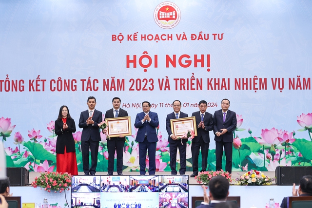Thay mặt lãnh đạo Đảng, Nhà nước, Thủ tướng Phạm Minh Chính tặng Huân chương Lao động cho các đơn vị, cá nhân ngành Kế hoạch và Đầu tư.