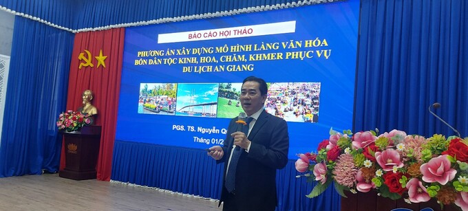 PGS.TS Nguyễn Quyết Thắng trình bày các phương án xây dựng mô hình làng văn hóa 4 dân tộc Kinh, Hoa, Chăm, Khmer phục vụ du lịch An Giang