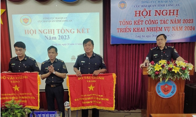Đại diện Cục Hải quan Long An đón nhận cờ thi đua xuất sắc của Bộ Tài chính.