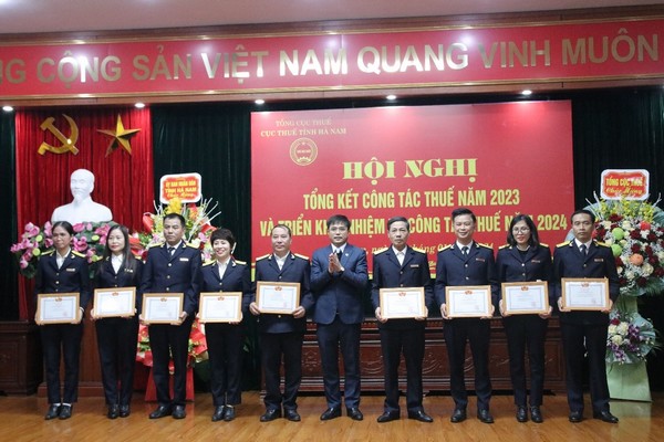 Phó chủ tịch HĐND tỉnh Hà Nam Bùi Văn Hoàng trao tặng danh hiệu Tập thể lao động xuất sắc cho các tập thể thuộc Cục Thuế Hà Nam.