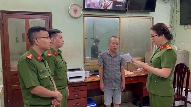 Cơ quan điều tra thi hành lệnh bắt bị can để tạm giam đối với Nguyễn Xuân Vinh - đối tượng cầm đầu đường dây mua bán hóa đơn GTGT.