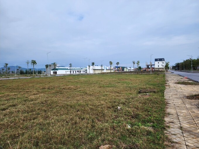 Sau gần 4 năm được chấp thuận nhà đầu tư, dự án khu dân cư thương mại và chợ Vực, xã Hoằng Ngọc, huyện Hoằng Hóa, tỉnh Thanh Hóa đến nay vẫn chưa thể hoàn thành đúng như tiến độ hợp đồng đã cam kết.