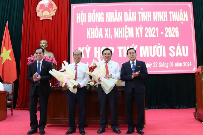 Ông Trịnh Minh Hoàng - tân Phó Chủ tịch UBND tỉnh Ninh Thuận (thứ 2 từ phải sang).