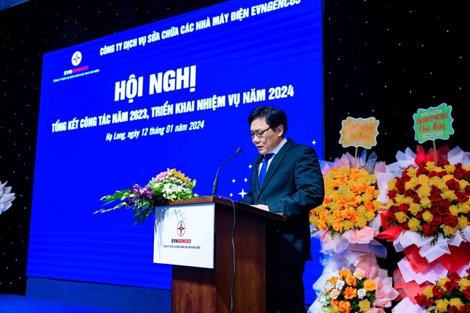 Ông Trương Văn Phương – Bí thư Đảng ủy, Giám đốc Công ty EPS trình bày báo cáo