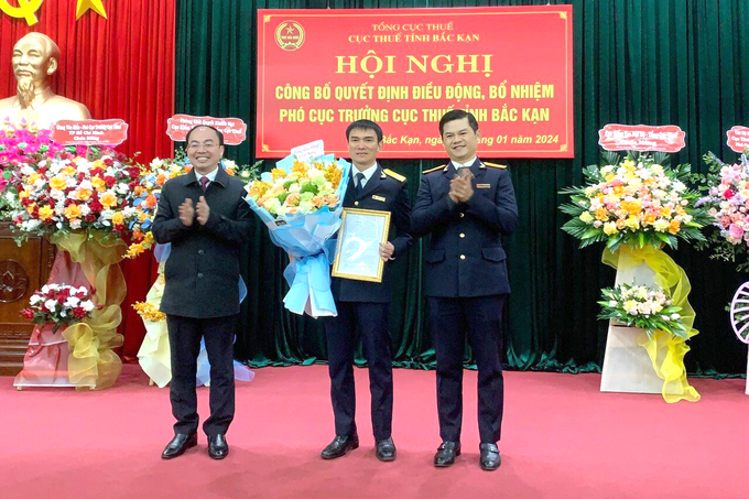 Phó tổng cục trưởng Vũ Chí Hùng và Chủ tịch UBND tỉnh Bắc Kạn trao Quyết định và chúc mừng tân Phó cục trưởng Trần Việt Thành.