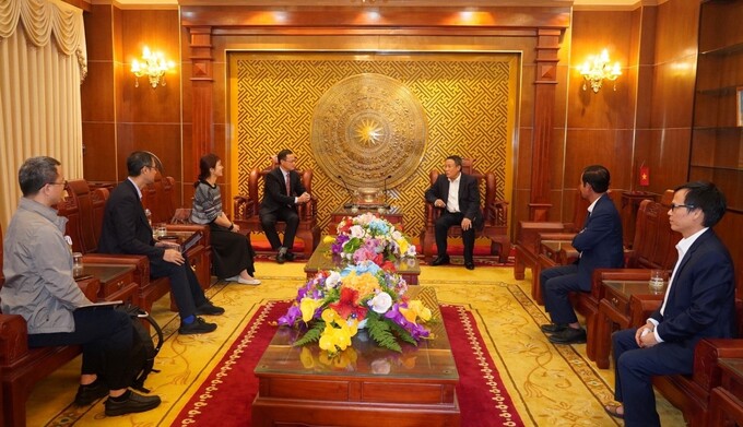 Ông Hà Sỹ Đồng (bên phải) - Phó Chủ tịch Thường trực UBND tỉnh Quảng Trị tiếp và làm việc cùng đoàn CSGI và đại diện chủ đầu tư Công ty TĐQT (ảnh cung cấp)